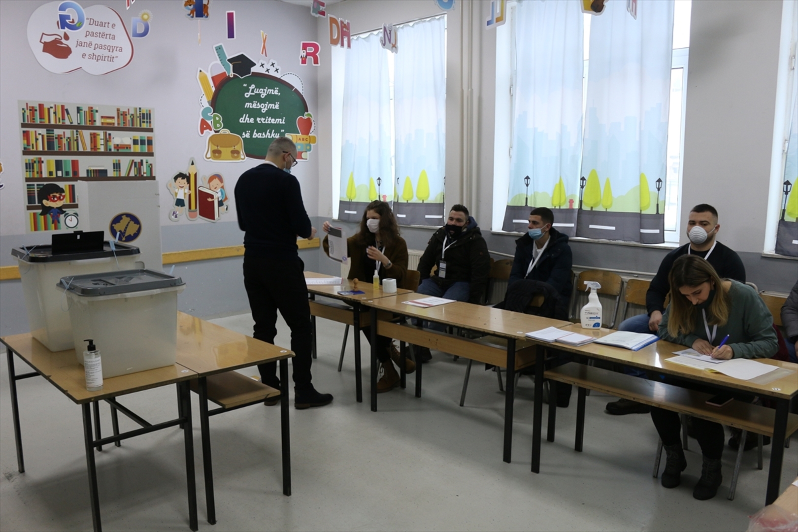 Počeli izbori na Kosovu. Aljbin Kurti favorit - slika 2